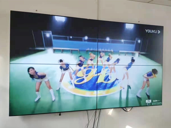 四川綿陽(yáng)南郊機(jī)場(chǎng)中國(guó)航油油庫(kù)55寸3.5mm2X2分配器+壁掛支架